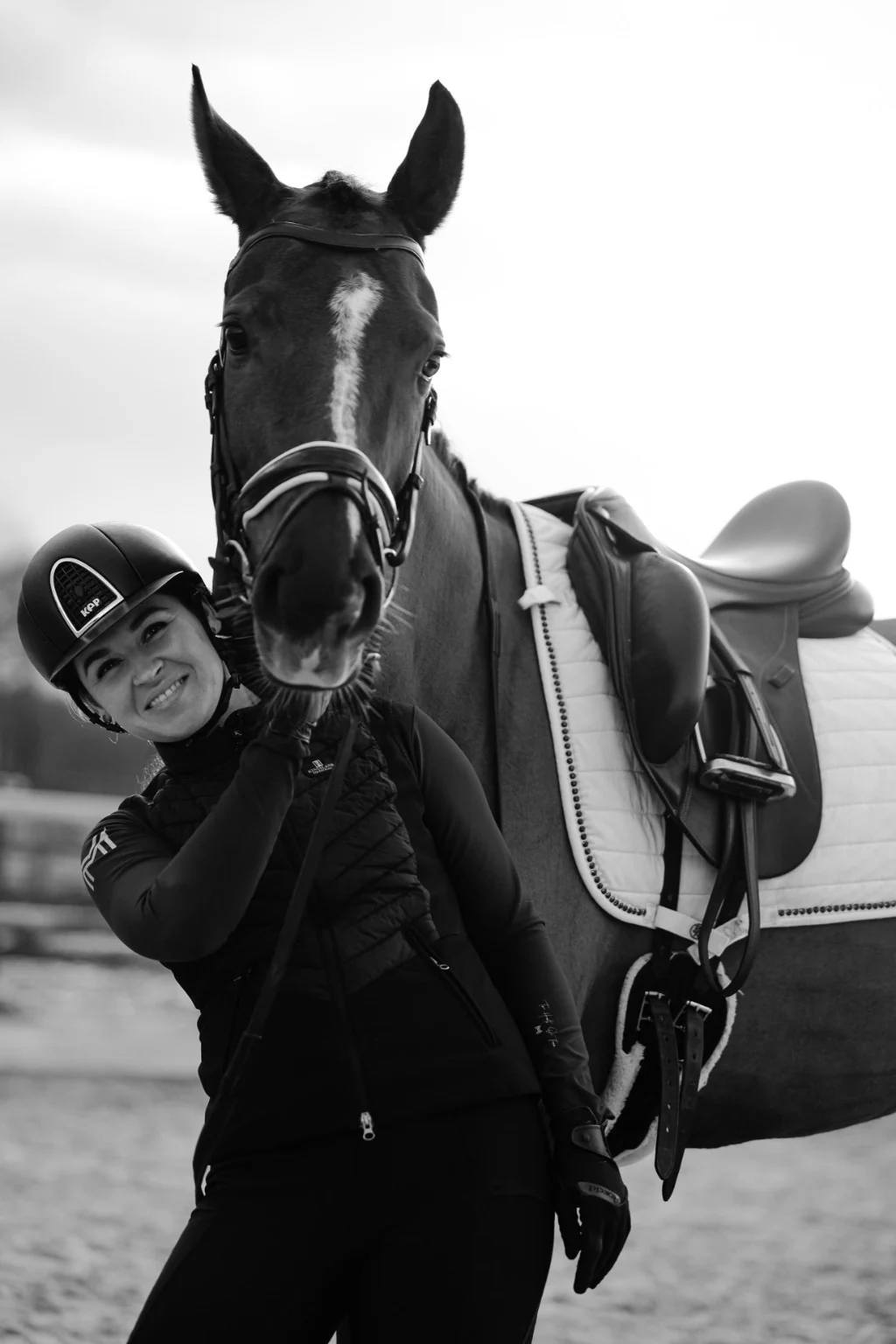 Daria met paard in avondlicht