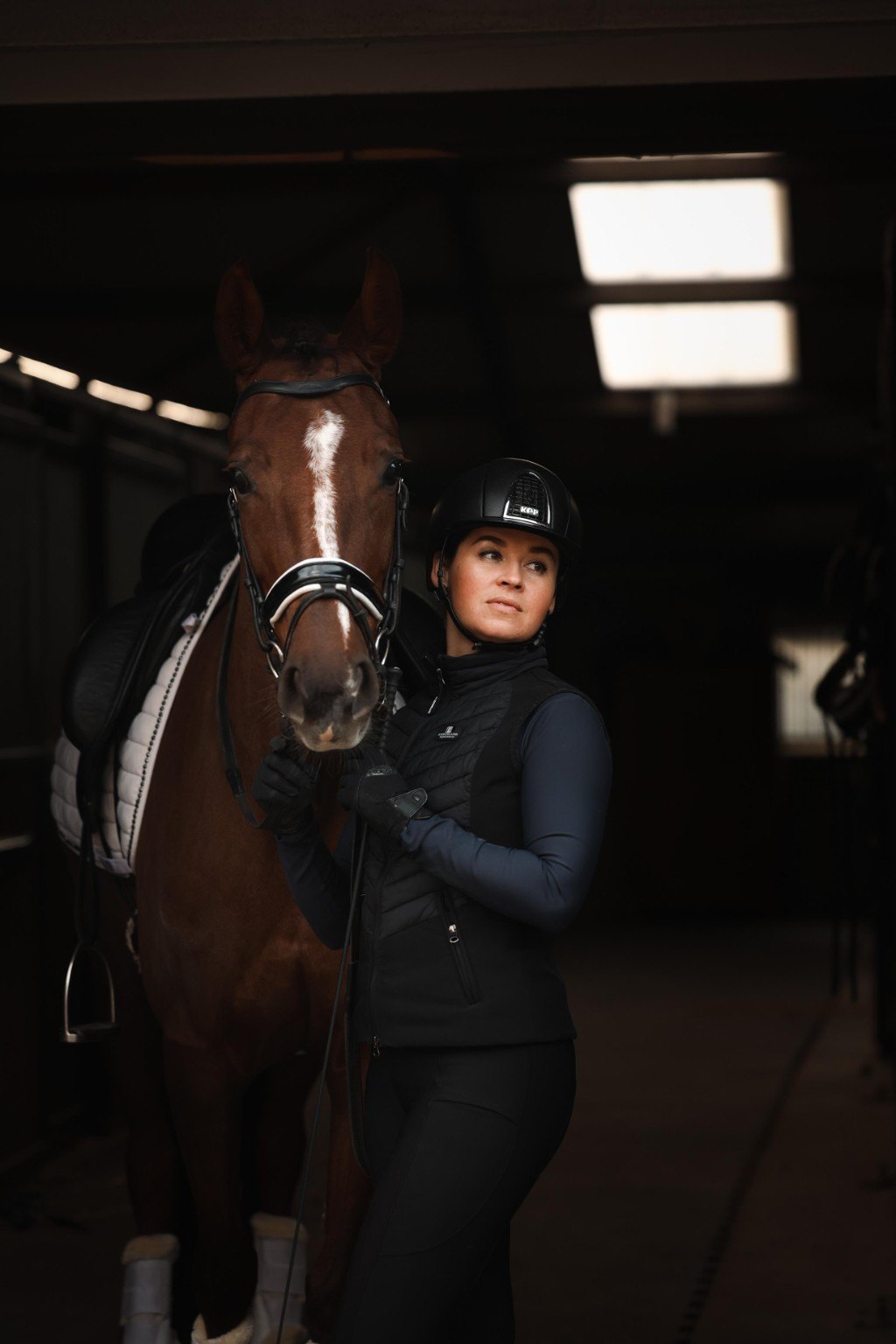 Daria Ponomareva naast een paard in de stal